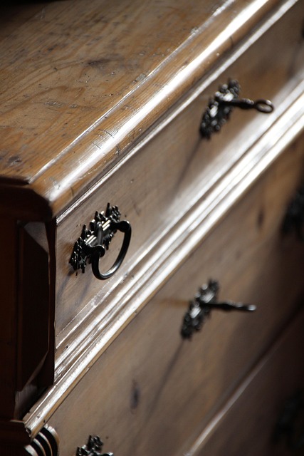 Guide complet pour rénover une vieille commode en bois